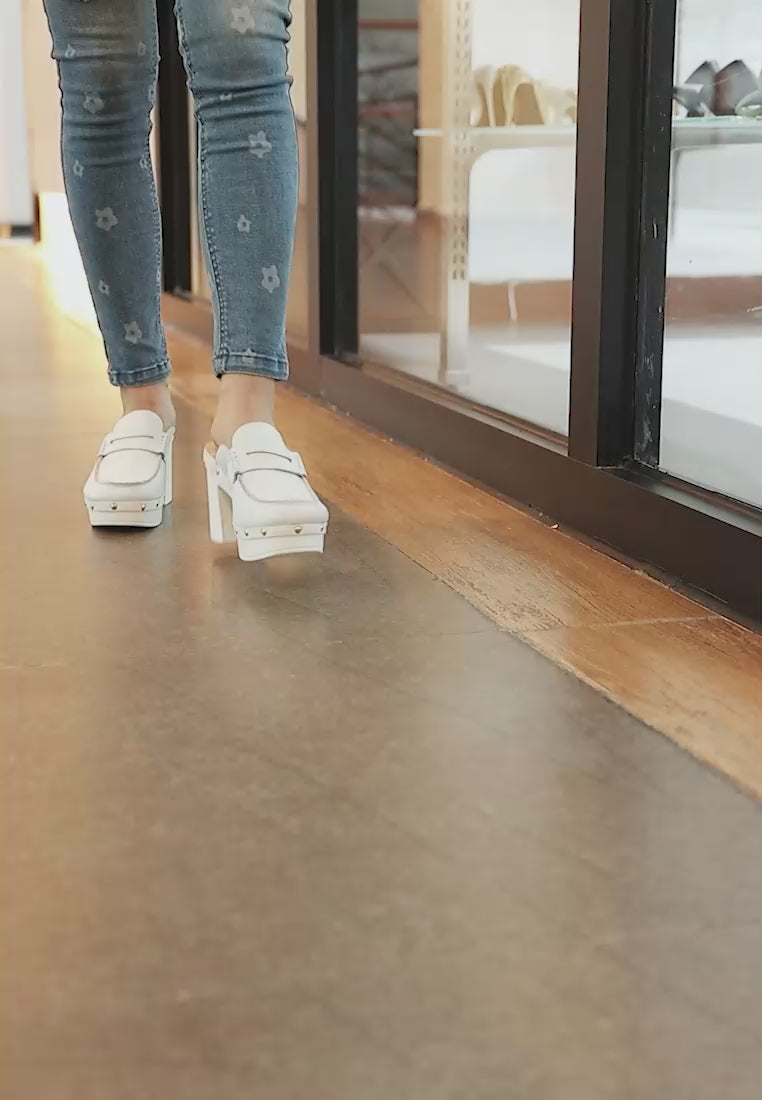 Lyrac Recycled Leather Platform Clogs In White#color_white