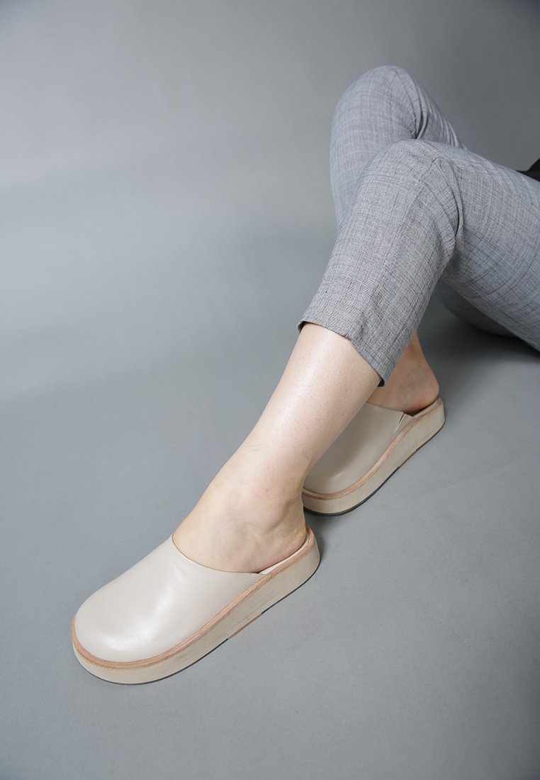GIVENS Flatform Nude Slip-On Mules_Nude